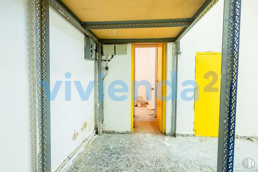 Local en venta en Calle Monseñor Oscar Romero, 68, Carabanchel, Madrid, 28025 con azure, sombra, accesorio, edificio, puerta, pintura, gas, tintes y matices, casa y techo alrededor