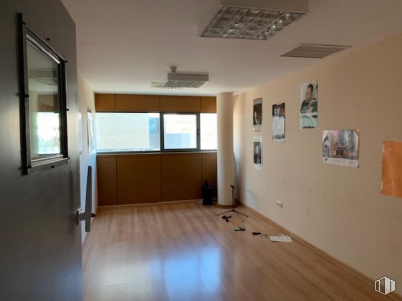 Oficina en venta en Plaza Once Colmenas, 1, Tres Cantos, Madrid, 28760 con propiedad, ventana, accesorio, madera, diseño de interiores, alumbrado, pasillo, puerta, suelo y pared alrededor