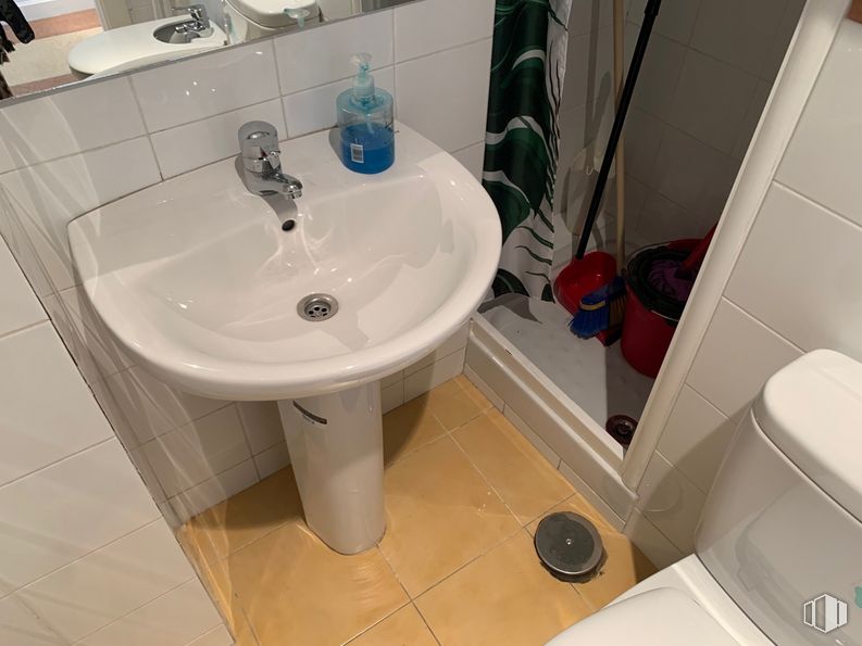 Oficina en alquiler en Zona Centro, Centro, Madrid, 28015 con fregadero, botella, grifo, lavabo de baño, accesorio de fontanería, propiedad, baño, morado, fluido y diseño de interiores alrededor