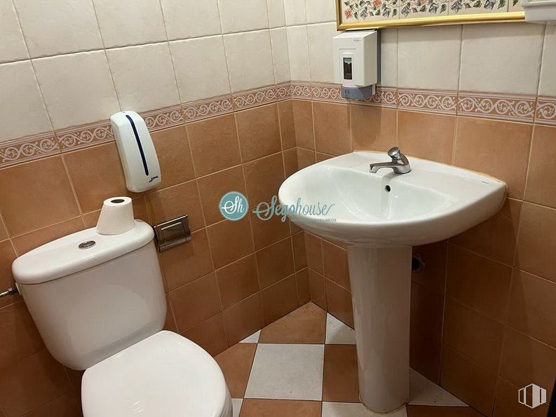 Retail for sale & for rent at Calle José Zorrilla, Segovia, 40002 with sink, toilet, plumbing fixture, tap, bathroom sink, property, bathroom, toilet seat, purple and interior design around