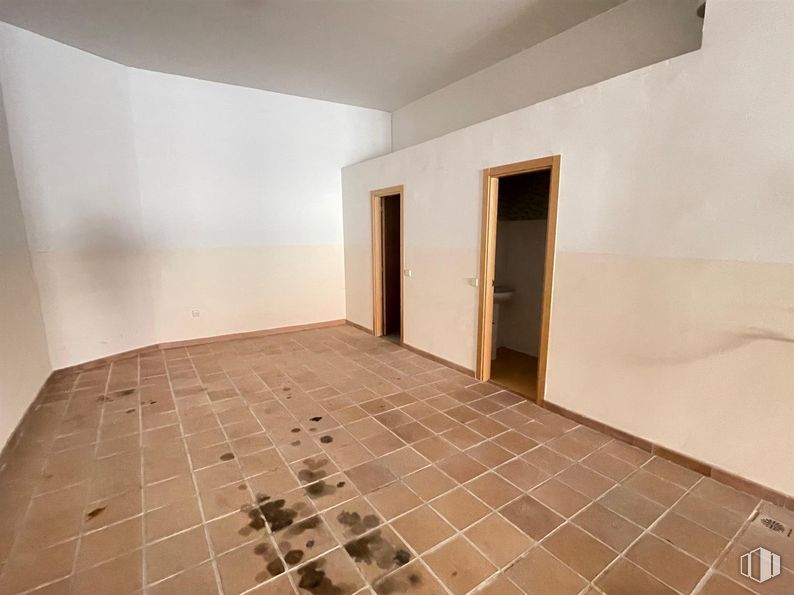 Retail for sale at Centro Alameda de la Sagra, Alameda de la Sagra, Toledo, 45240 with door, flooring, floor, wall, ceiling, brown, tile flooring, room, tile and daylighting around