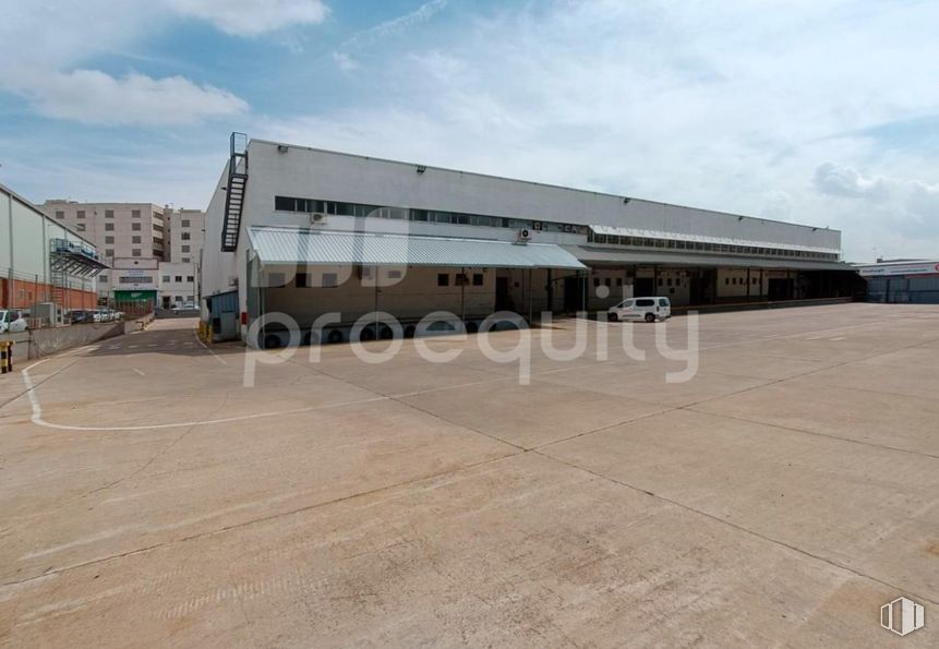 Industrial for rent at Calle Gamonal, Villa de Vallecas, Madrid, 28031 with building, cloud, sky, wheel, tire, asphalt, land lot, shade, landscape and house around