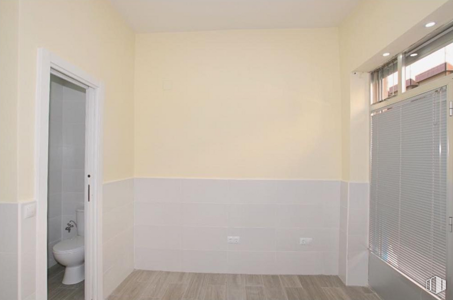 Local en venta en Calle San Leopoldo, 25, Tetuán, Madrid, 28029 con persiana de la ventana, inodoro, propiedad, edificio, madera, accesorio, pintura, suelo, suelos y sombra alrededor