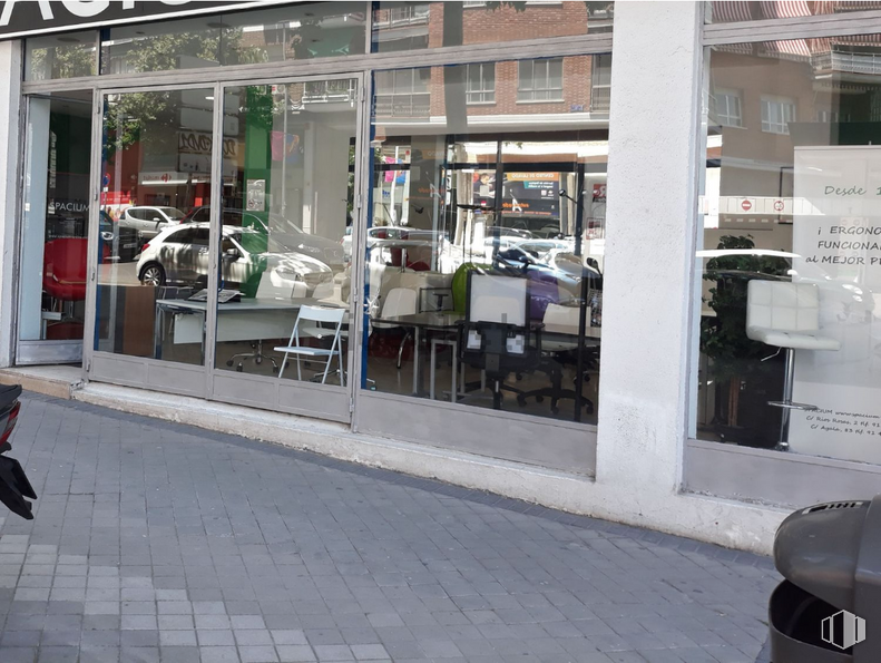 Retail for sale at Calle Ríos Rosas, 2, Chamberí, Madrid, 28003 with luggage & bags, building, automotive design, fixture, door, car, facade, table, vehicle and window around