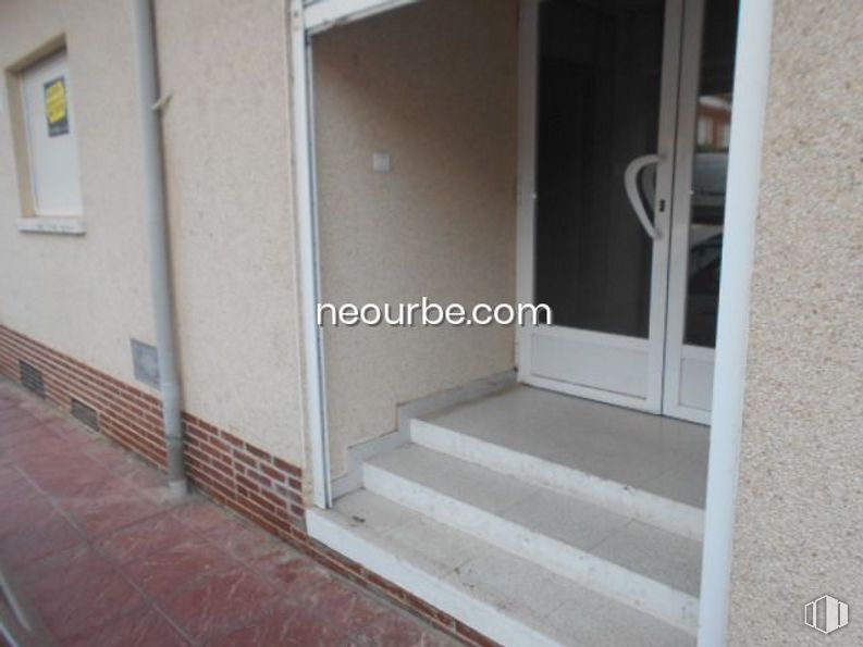 Retail for sale at Zona Centro, Santa María del Tiétar, Ávila, 05429 with window, door, fixture, wood, building, floor, composite material, shade, automotive exterior and flooring around