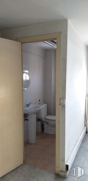 Nave en alquiler en Calle Calvario, 4, Ajalvir, Madrid, 28864 con inodoro, fregadero, edificio, lavabo, accesorios de fontanería, accesorio, grifo, cuarto de baño, madera y suelo alrededor