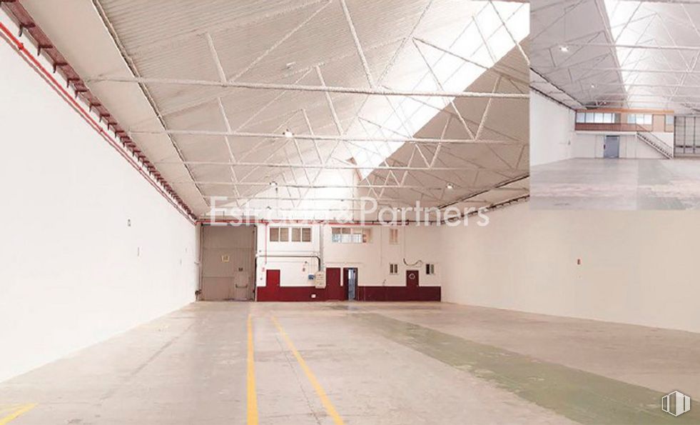 Nave en alquiler en Zona industrial, San Fernando de Henares, Madrid, 28830 con edificio, pabellón, hall, suelos, madera, suelo, accesorio, techo, espacio y hormigón alrededor