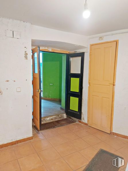 Local en alquiler en Calle Doctor Velasco, Segovia, 40003 con puerta, lámpara, alumbrado, accesorio, madera, pintura, asa, puerta de casa, cerrojo muerto y suelos alrededor