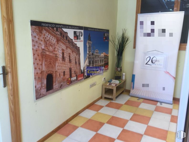 Local en alquiler y venta en Zona centro, Guadalajara, 19005 con mesa, planta de interior, mueble, interiorismo, arquitectura, suelo, madera, suelos, edificio y arte alrededor