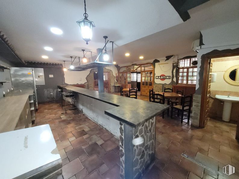 Local en venta en Calle Fernán González, 2, Fresno de Torote, Madrid, 28615 con alumbrado, silla, encimera, mesa, mueble, edificio, madera, suelo, suelos y cocina alrededor