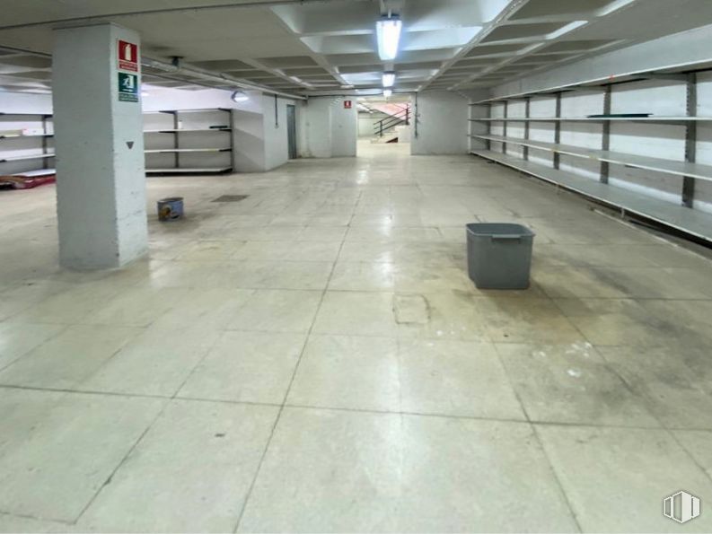 Local en venta en Casco urbano, Fuenlabrada, Madrid, 28945 con contenedor de basura, accesorio, interiorismo, suelos, suelo, hall, suelo de baldosas, edificio, techo y material compuesto alrededor