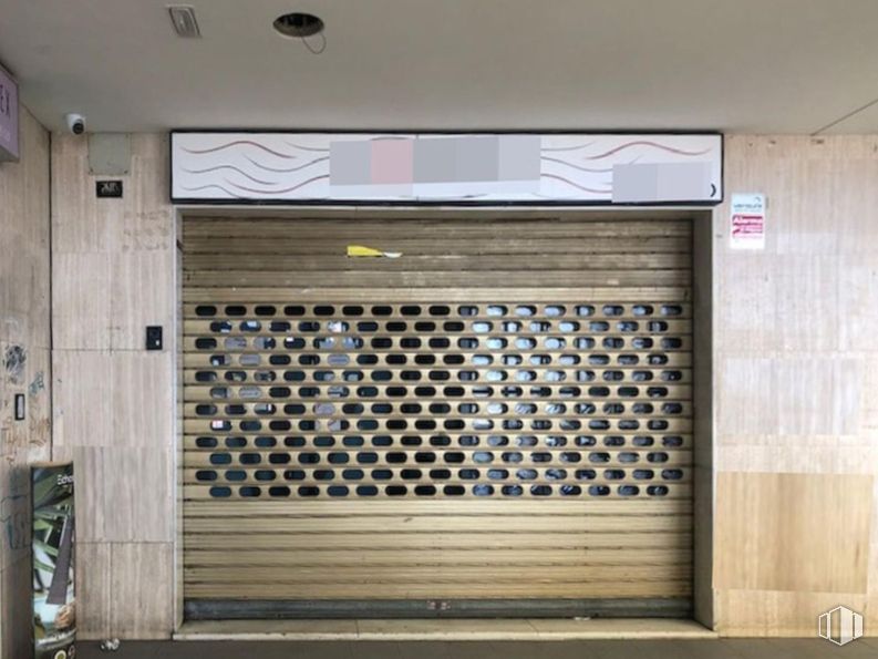 Retail for sale at Zona Eurovillas, Nuevo Baztán, Madrid, 28514 with fixture, wood, door, rectangle, flooring, composite material, hardwood, glass, tints and shades and building around