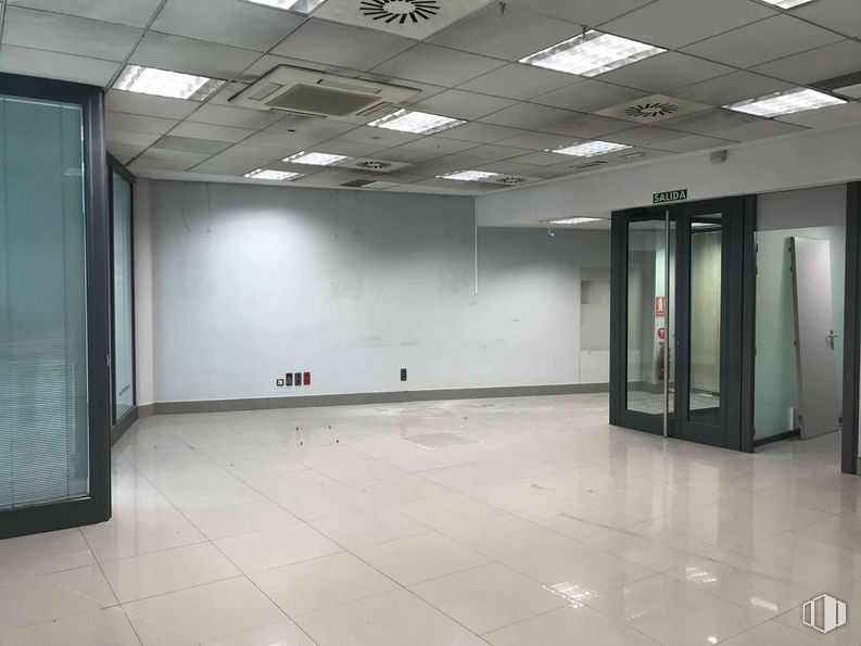 Oficina en alquiler en Zona Diversia, Alcobendas, Madrid, 28108 con puerta, accesorio, edificio, pavimentos, piso, pasillo, techo, vidrio, evento y material compuesto alrededor