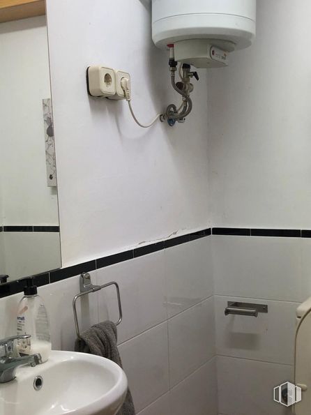 Retail for rent at Calle San Agustín, Las Rozas de Madrid, Madrid, 28230 with sink, tap, photograph, property, white, bathroom sink, light, plumbing fixture, lighting and bathroom around