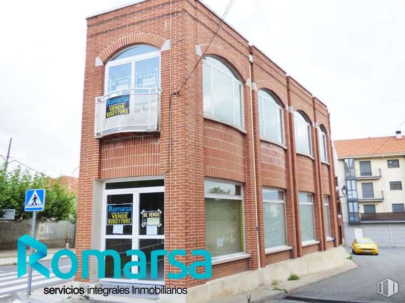 Retail for sale at Calle El Chorrito, El Barraco, Ávila, 00000 with window, building, sky, brickwork, brick, fixture, car, motor vehicle, facade and residential area around