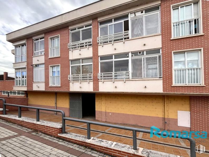 Retail for sale at Calle Rejero Lorenzo de Ávila, Ávila, 05004 with window, daytime, wall, facade, architecture, apartment, urban design, composite material, mixed-use and condominium around