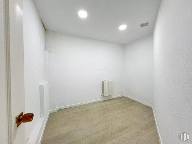 Local en venta en Calle Olivo, Moncloa - Aravaca, Madrid, 28023 con accesorio, edificio, suelos, madera, hall, suelo, suelo laminado, madera dura, techo y tinte para madera alrededor