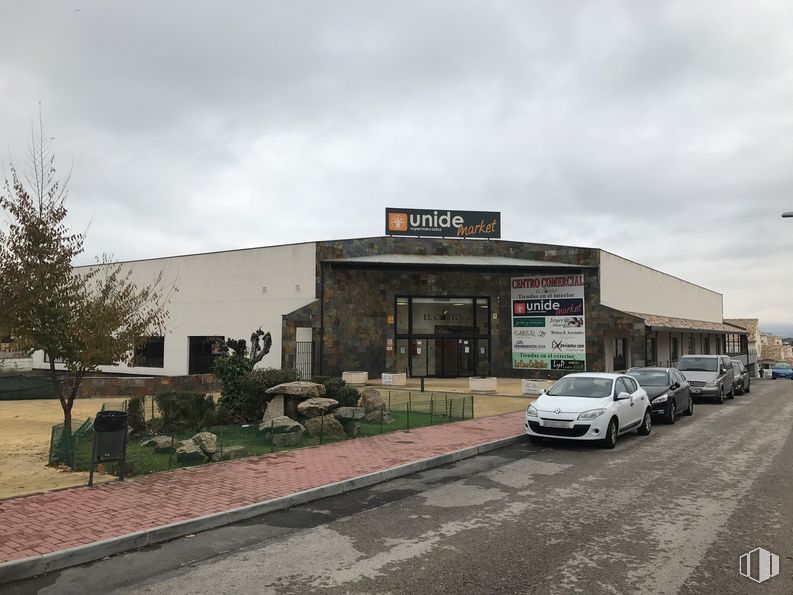 Retail for sale & for rent at Centro Comercial El Casito, Paseo de la Ermita, 51, Pedrezuela, Madrid, 28723 with car, building, automotive parking light, sky, cloud, wheel, plant, tire, vehicle and motor vehicle around