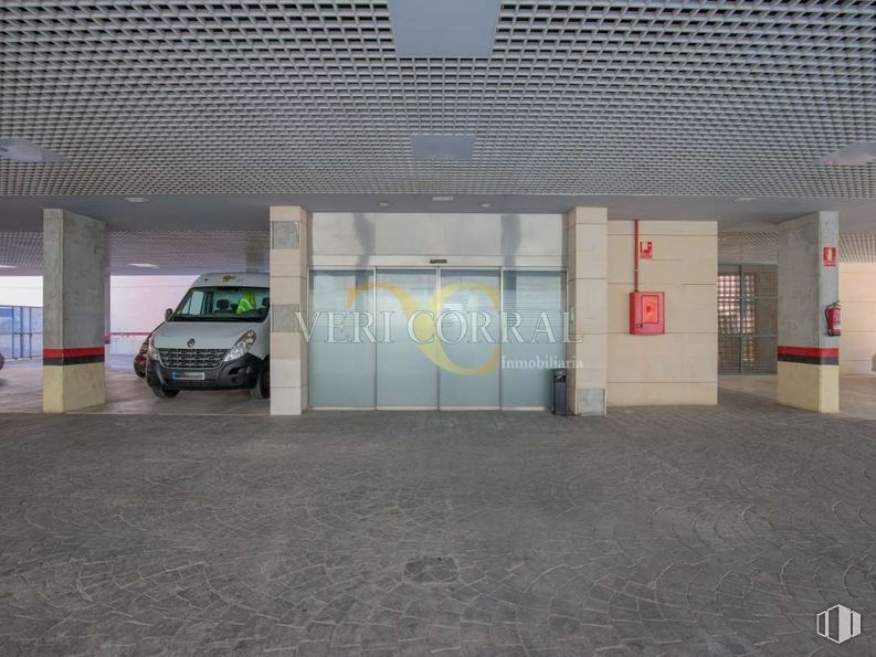 Oficina en venta en Zona Calle Alcalá, San Blas - Canillejas, Madrid, 28037 con coche, luz de estacionamiento, rueda, neumático, edificio, neumático de automoción, vehículo, asfalto, iluminación del automóvil y superficie de la carretera alrededor