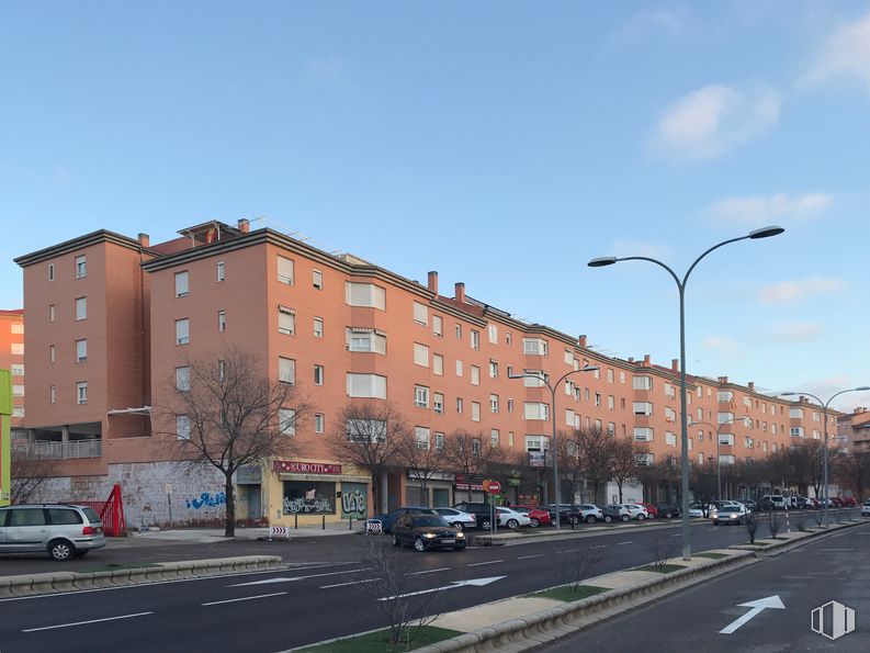 Retail for sale & for rent at Avenida Irlanda, Toledo, 45005 with car, street light, building, sky, wheel, daytime, cloud, window, road surface and vehicle around