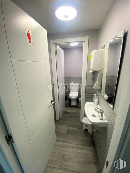 Local en venta en Avenida Olímpica, Móstoles, Madrid, 28935 con inodoro, fregadero, alumbrado, puerta, espejo, grifo, accesorios de fontanería, lavabo, cuarto de baño y edificio alrededor