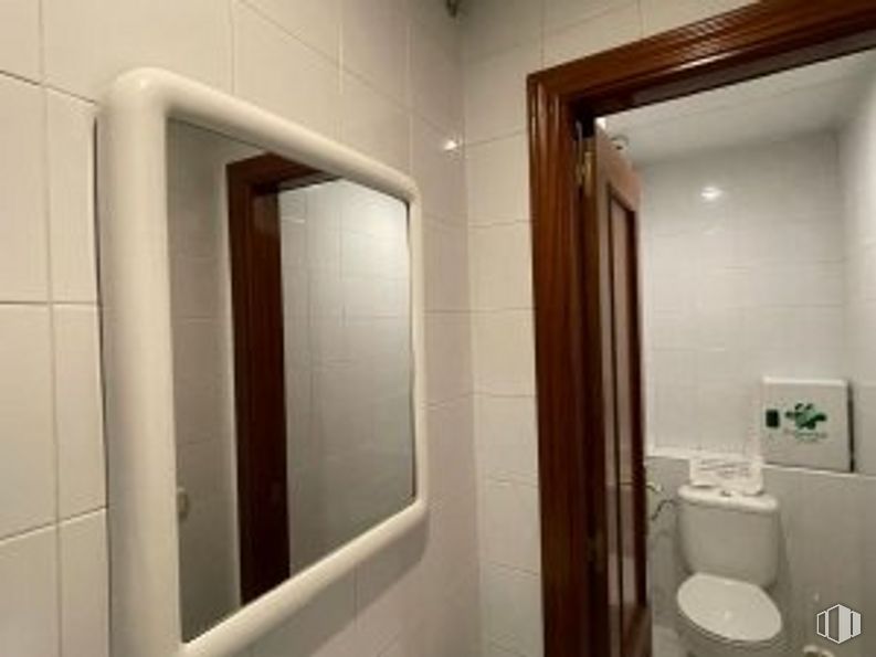 Industrial for sale at Calle Ciudad de Frías, 23, Villaverde, Madrid, 28021 with toilet, mirror, building, fixture, bathroom, interior design, wood, floor, door and material property around