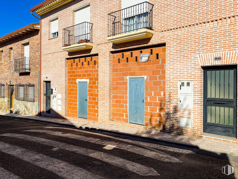 Retail for sale & for rent at Calle Cedillo, 10, Ugena, Toledo, 45217 with window, building, road surface, brickwork, brick, wood, orange, fixture, sky and rectangle around