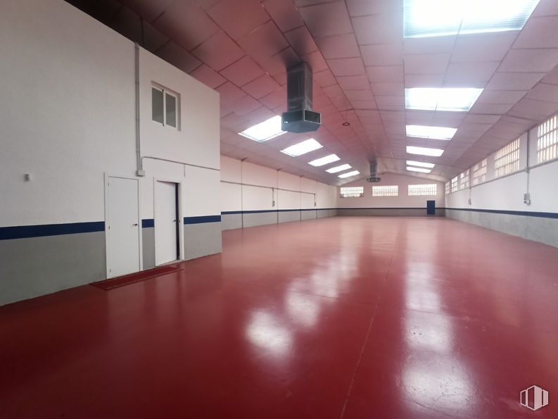 Nave en venta en Zona industrial, Humanes de Madrid, Madrid, 28970 con puerta, lámpara, alumbrado, pabellón, edificio, hall, suelos, madera, suelo y deportes alrededor