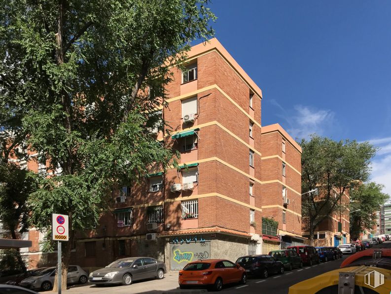 Local en venta en Calle Montejurra, 5, Ciudad Lineal, Madrid, 28017 con coche, edificio, rueda, neumático, nube, vehículo terrestre, cielo, propiedad, vehículo y árbol alrededor