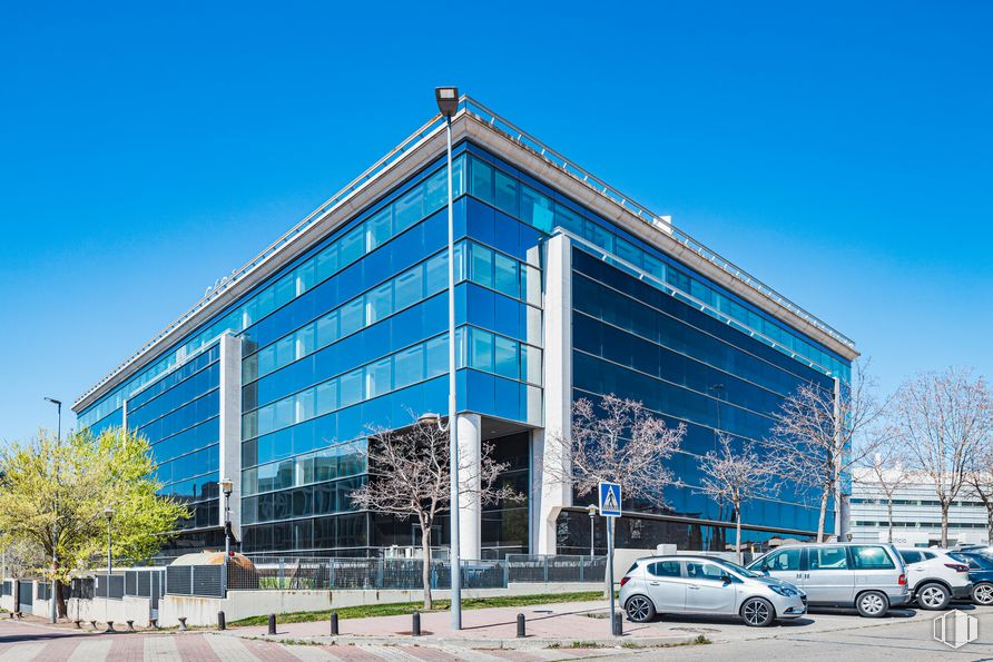 Oficina en alquiler en Edificio Cedro, Calle Anabel Segura, 14, Alcobendas, Madrid, 28109 con coche, edificio, cielo, día, rueda, neumático, vehículo, árbol, azul y diseño urbano alrededor