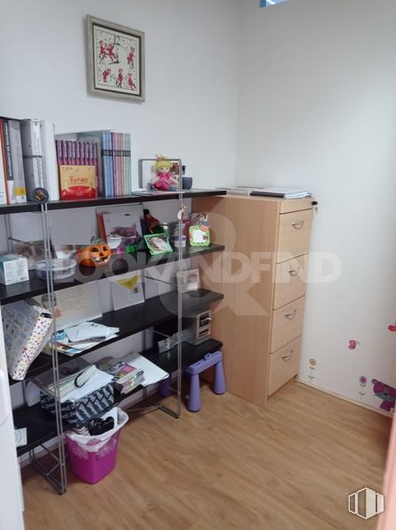 Retail for sale & for rent at Centro urbano, Talavera de la Reina, Toledo, 45600 with picture frame, chest of drawers, shelf, bookcase, building, wood, shelving, floor, drawer and cabinetry around