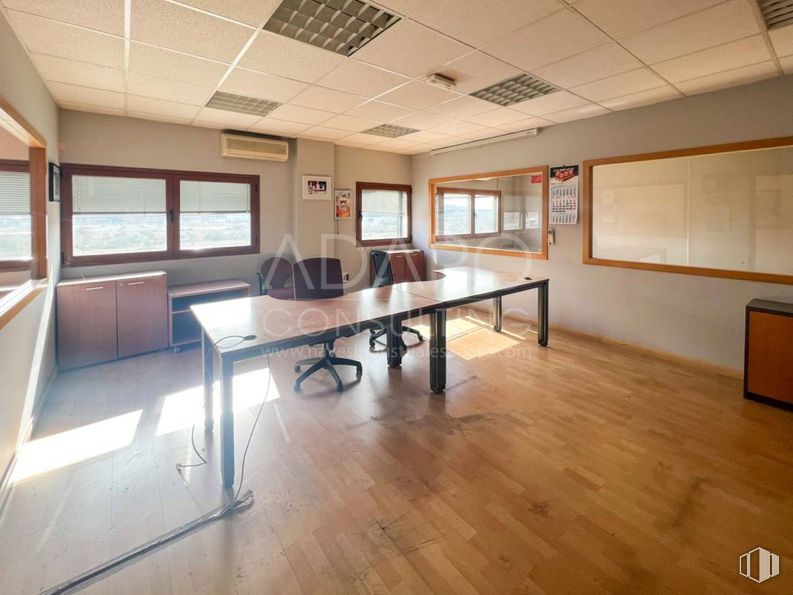 Industrial for sale at Polígono industrial Las Matillas, Alcalá de Henares, Madrid, 28802 with window, table, cabinetry, desk, flooring, interior design, floor, ceiling, furniture and wood around