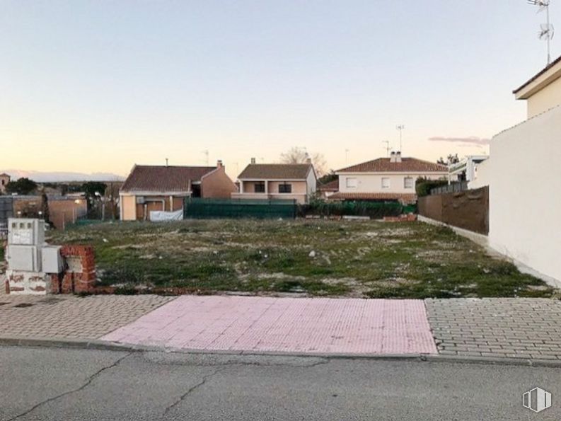 Land for sale at Centro urbano, Batres, Madrid, 28979 with house, sky, building, plant, road surface, asphalt, land lot, grass, road and landscape around