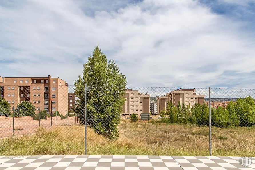 Land for sale at Calle María Luisa Menéndez Calleja, Cuenca, 16003 with building, cloud, sky, plant, window, road surface, land lot, grass, tree and biome around