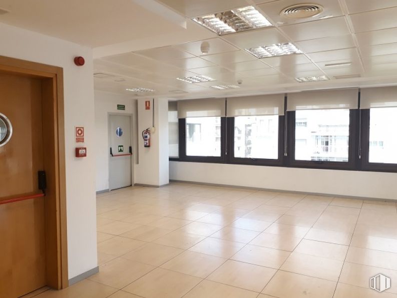 Office for rent at Calle Orense, Tetuán, Madrid, 28020 with door, fixture, building, floor, flooring, hall, ceiling, wood, event and room around