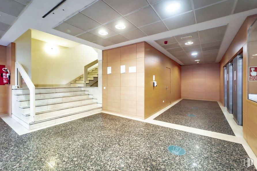 Oficina en alquiler en Calle Condesa de Venadito, 5-5 A, Ciudad Lineal, Madrid, 28027 con puerta, pasillo, diseño de interiores, suelo, piso, madera, techo, escaleras, accesorio y lámpara alrededor