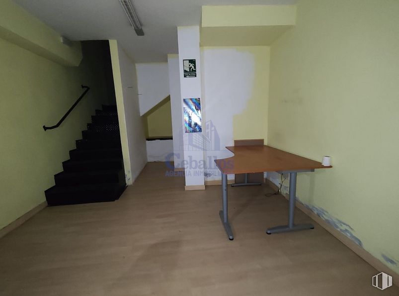 Retail for sale & for rent at Zona Concordia, Guadalajara, 19001 with desk, table, wood, floor, hall, flooring, hardwood, stairs, ceiling and wood stain around