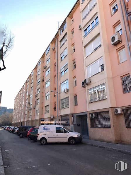 Local en venta en Plaza Hilanderas, 1, Carabanchel, Madrid, 28025 con camioneta, edificio, ventana, cielo, coche, rueda, neumático, propiedad, vehículo y infraestructura alrededor