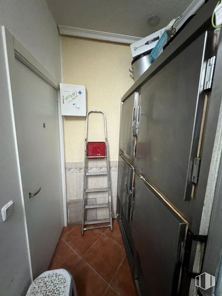 Local en venta en Puente de Vallecas, Puente de Vallecas, Madrid, 28053 con escalera, refrigerador, accesorio, puerta, suelos, casa, edificio, vehículo, pasamanos y transporte público alrededor