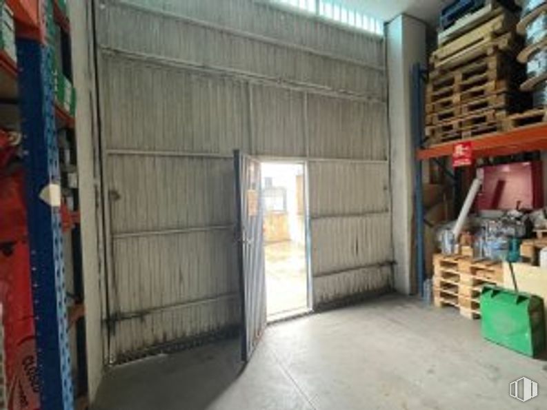 Industrial for sale at Calle Ciudad de Frías, 23, Villaverde, Madrid, 28021 with container, wood, fixture, gas, composite material, flooring, building material, facade, concrete and metal around