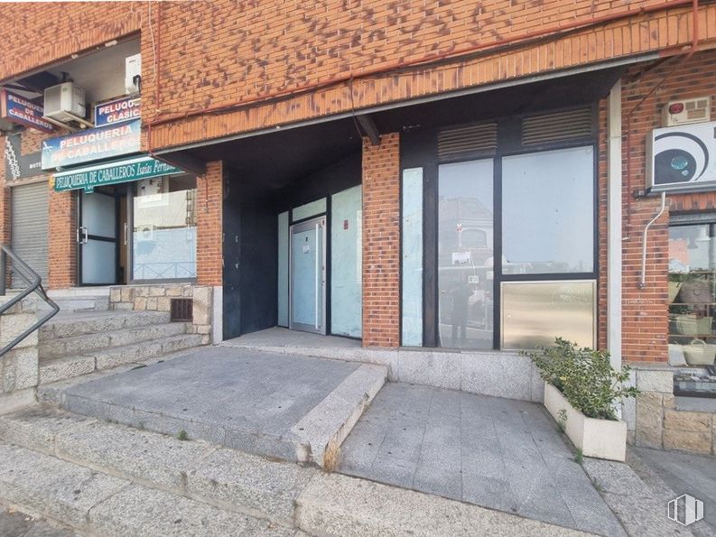 Local en alquiler y venta en Calle Hurtada, 17, Hoyo de Manzanares, Madrid, 28240 con puerta, ventana, edificio, superficie de la carretera, planta, madera, accesorio, asfalto, albañilería y zona residencial alrededor