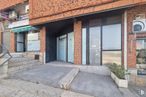 Local en alquiler y venta en Calle Hurtada, 17, Hoyo de Manzanares, Madrid, 28240 con puerta, ventana, edificio, superficie de la carretera, planta, madera, accesorio, asfalto, albañilería y zona residencial alrededor