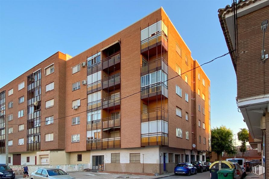 Retail for rent at Avenida Miguel de Cervantes, 83, Tarancón, Cuenca, 16400 with building, car, sky, wheel, daytime, tire, property, window, vehicle and tower block around