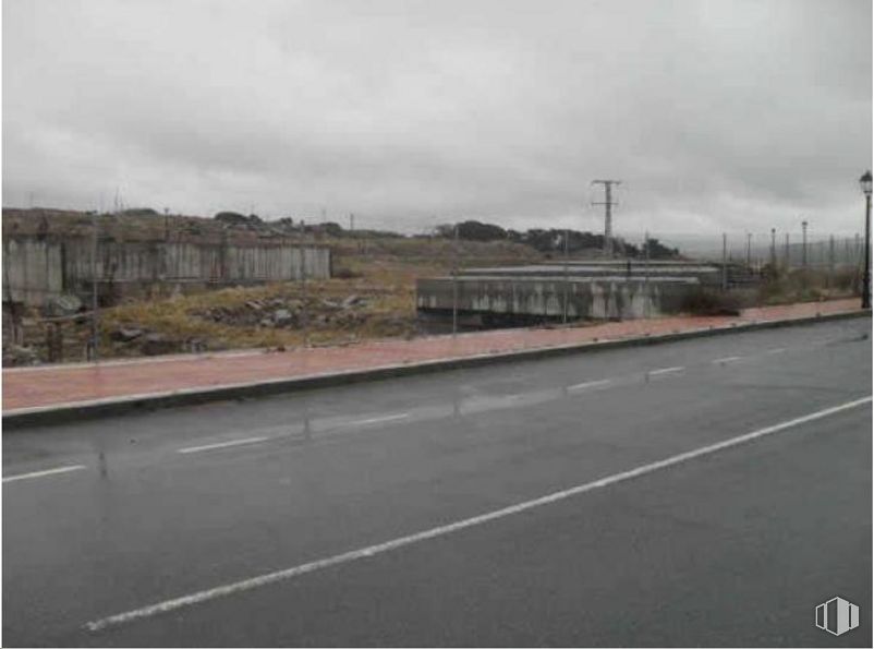 Land for sale at Calle Tiro de Pichón, Ávila, 05004 with cloud, sky, plant, road surface, asphalt, building, slope, landscape, city and road around