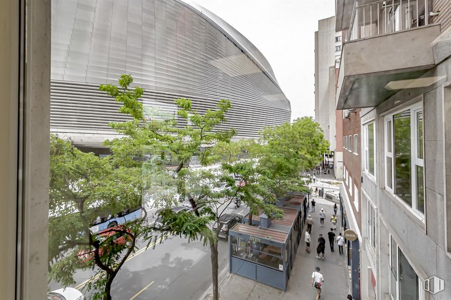 Oficina en alquiler en Edificio Lima, Paseo Castellana, 140, Chamartín, Madrid, 28046 con ventana, edificio, planta, cielo, diseño urbano, condominio, árbol, bloque de pisos, fachada y edificio comercial alrededor