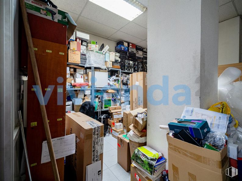 Local en venta en Paseo Virgen del Puerto, Arganzuela, Madrid, 28005 con caja de envío, caja, envases de cartón, envasado y etiquetado, cartón, materiales de embalaje, producto de papel, almacén, entrega de paquetes y inventario alrededor