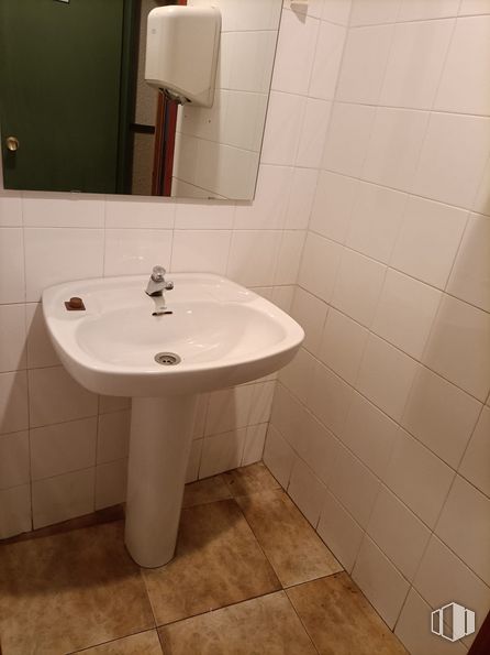 Local en venta en Avenida Portugal, Toledo, 45005 con fregadero, propiedad, accesorios de fontanería, grifo, lavabo, cuarto de baño, morado, madera, fluido y accesorio alrededor