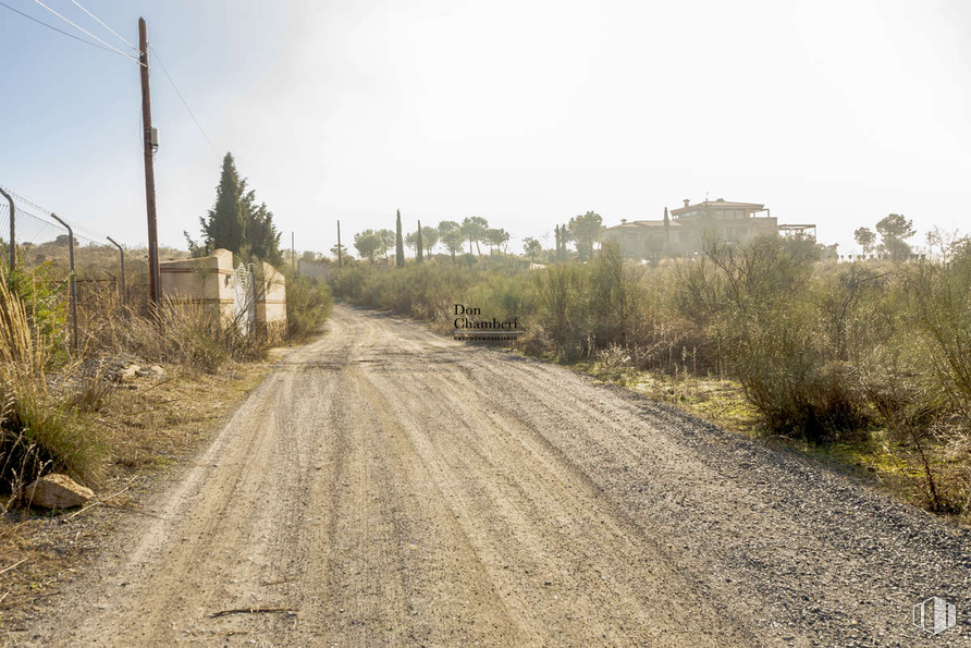 Land for sale at Urbanización La Pozuela, Toledo, 45004 with building, sky, plant, road surface, asphalt, natural landscape, land lot, tree, thoroughfare and wood around