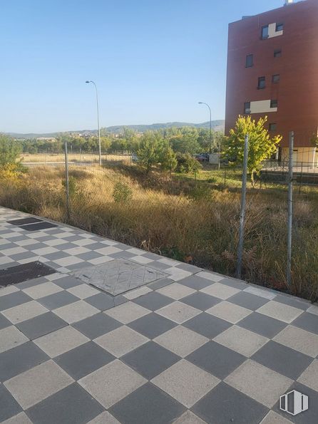 Land for sale at Calle Luisa Sigea, Cuenca, 16003 with building, plant, sky, road surface, land lot, urban design, street light, asphalt, grass and flooring around