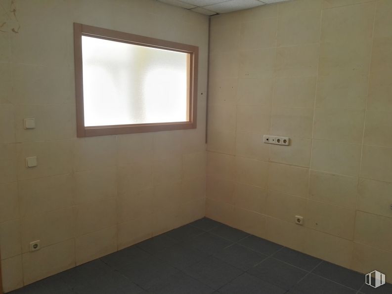 Retail for sale at Calle Honduras, 4, Coslada, Madrid, 28820 with window, fixture, wood, building, floor, shade, flooring, rectangle, composite material and house around